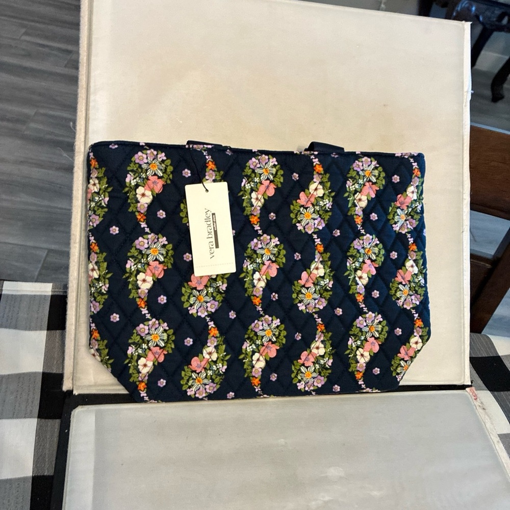 Vera Bradley essential lunch tote